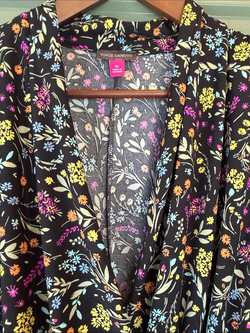 Vince Camuto Black Floral Front Crossover Top - NWT - Picture 4 of 8